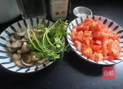 Illustration of how to make mushroom and tomato fat-reducing soup 1