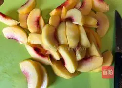 Illustration of how to make canned yellow peaches 2