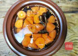 Illustration of how to make ginseng, cordyceps, snail, carrot and black-bone chicken soup 9