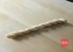 Illustration of how to make milky twist 3