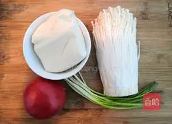 How to make tomato and enoki mushroom tofu soup Illustration 1
