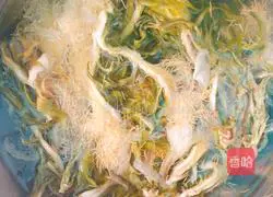 Illustration of how to make Bawang Hua Hai Huang San Bao Corn Chicken Soup 3