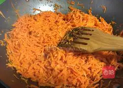 Illustration of how to make carrot, egg, vermicelli and fungus stuffed dumplings 1