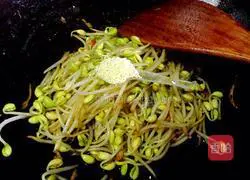 Illustration of how to stir-fry soybean sprouts 8
