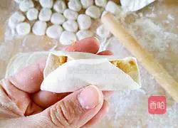 Illustration of how to make pork and celery stuffed dumplings 17