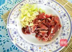 Shredded pork and stir-fry garlic Illustration of how to do it 2