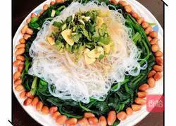 Illustration of how to mix spinach with vermicelli 9