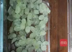 Illustration of how to make peach gum stewed in milk 3