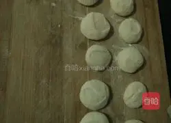 Illustration of how to make fried buns 1