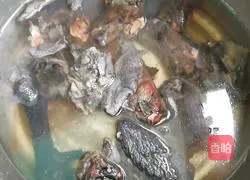 Illustration of how to make black-bone chicken soup 1