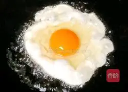 Illustration of how to make instant noodles with egg and meatballs 3