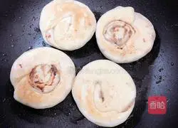 Illustration of how to make crispy plum and vegetable sesame cakes 18