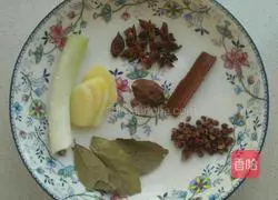 Illustration of how to stir-fry celery and peanuts 3