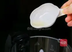 Illustration of how to make freshly squeezed orange juice 6