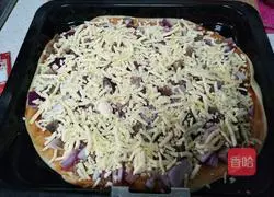 Illustration of how to make onion-stuffed sausage pizza 5