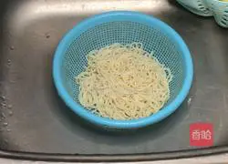 Chicken Illustration of making cold silk noodles 15