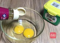 Illustration of how to make green pepper and egg mixed with kelp noodles 2