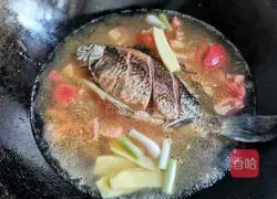Illustration of how to make tomato crucian carp soup 7