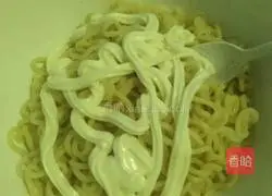 Illustration of how to make noodles with salad dressing 2