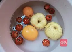 Appetizing Illustration of how to make hawthorn and pear water 1