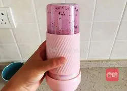 Illustration of how to make blueberry milkshake for eye protection and beauty 5
