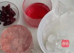 Illustration of how to make healthy wolfberry cranberry drink 1