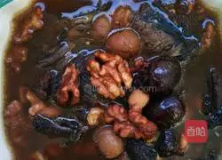 Illustration of how to make black bean, peach kernel and black-bone chicken soup 5