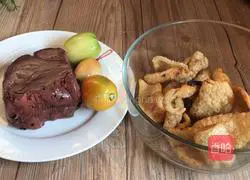 Illustration of how to make tomato and pork blood and meat skin soup 1