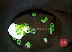 Illustration of how to make loofah and clam soup 3