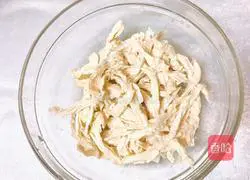 Sichuan - Illustration of how to make shredded pepper and chicken 5