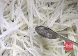 Illustration of how to make small yellow croaker and shredded radish soup 3