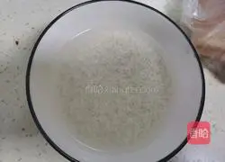 Illustration of how to make glutinous rice and meatballs 1