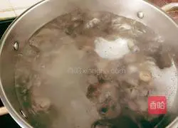 Illustration of how to make wild green mushroom beef bone soup 6