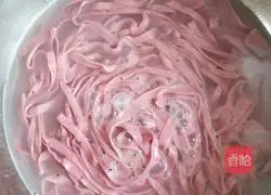 Illustration of how to make dragon fruit hand-rolled noodles 5