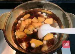 Illustration of making lotus seed, peach gum and sweet potato soup 10