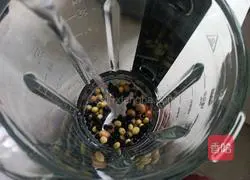 Illustration of making black bean and peanut thick soy milk 3