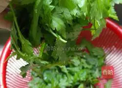 Illustration of how to make chrysanthemum leaf egg soup 3