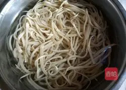 Illustration of how to make sesame paste mixed with tofu skin 3