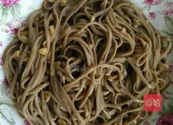 There is only one bowl between you and summer.Illustration of making cold noodles 9