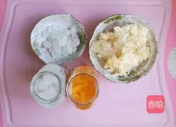 Illustration of how to make fruit white fungus soup 1