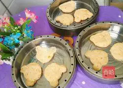 Illustration of how to make carrot steamed buns (little bear head shape) 16