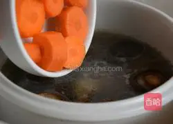 Illustration of how to make carrot and mushroom bone soup 6