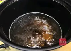 Illustration of how to make peach gum stewed milk for afternoon tea 4