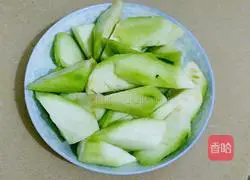  Illustration of how to make loofah meat soup 1