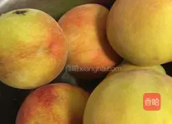 Illustration of how to make canned yellow peaches 1