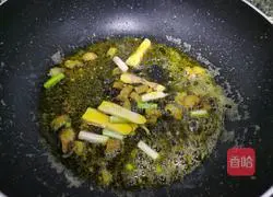 Illustration of how to make pickled cabbage and crucian carp soup 4