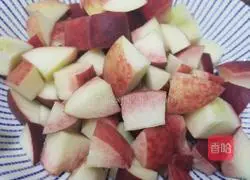 Illustration of how to make peach and blueberry sparkling water 2