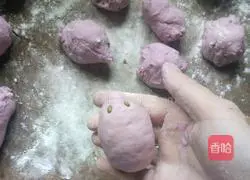 Illustration of how to make purple sweet potato pork buns 11