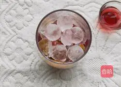 Illustration of how to make two-color cranberry ice drink 4