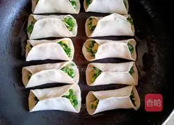 Illustration of how to make leek, shrimp skin and egg pot stickers 13